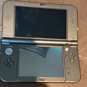Nintendo Dual-Screen Black Handheld Console / With Games